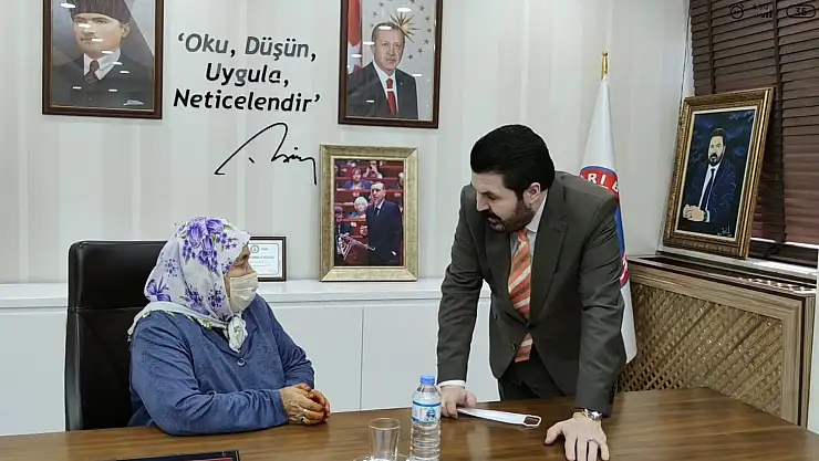 Başkan Sayan, yaşlı kadını makam koltuğunda ağırlayıp sorunlarını dinledi