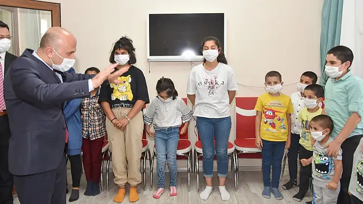 Vali Varol, Sevgi Evleri'nde kalan çocukları ziyaret etti