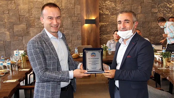 Ağrı'da şube müdürlerine veda yemeği verildi