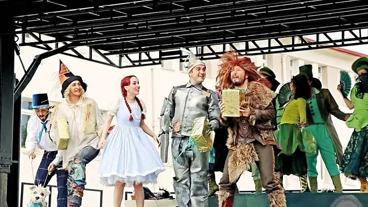 'Oz Büyücüsü' oyunu Tutak ilçesinde sahne aldı