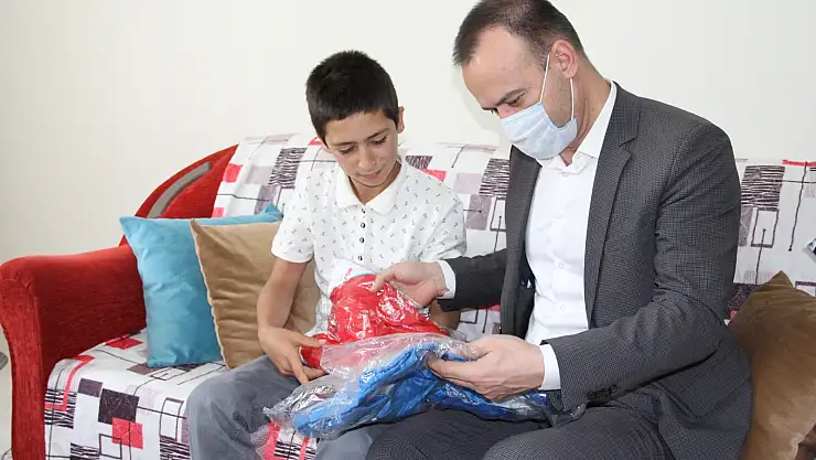 Hayalini kurduğu okula gidebilmek için gösterdiği çaba hayran bıraktı