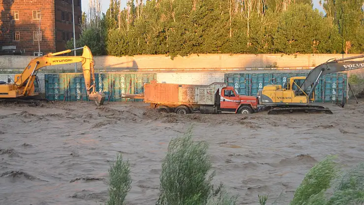 Ağrı'da sel felaketi maddi hasara neden oldu