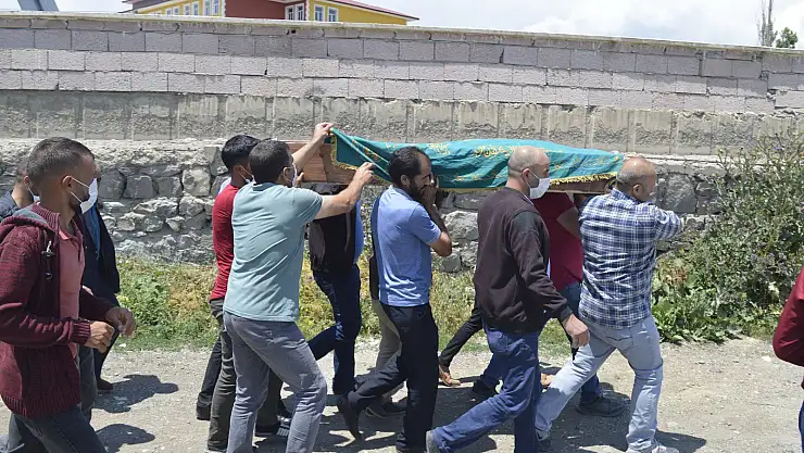 Ağrı'da sel felaketinde boğulan çocuk, toprağa verildi