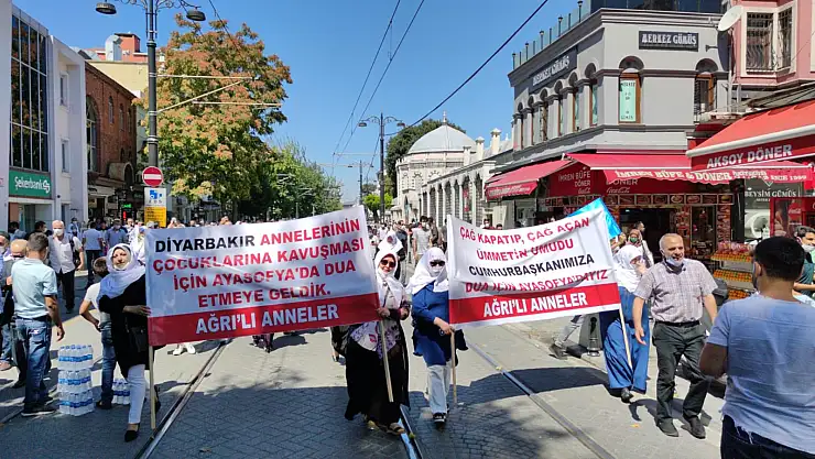 Ağrılı Beyaz Tülbentli kadınlar Ayasofya'da