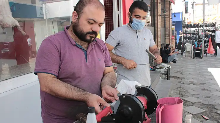 Kurban Bayramı'na son bir gün kala bıçak bileme ustaları yoğun mesai yapıyor