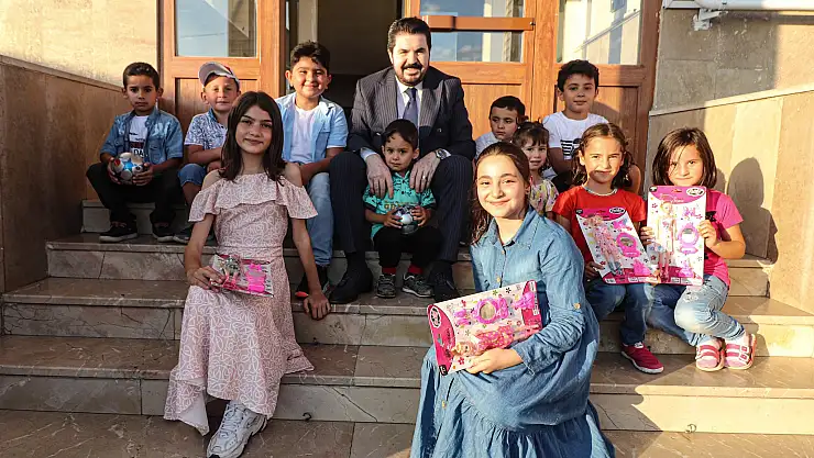 Başkan Sayan bayramda çocukların yüzünü güldürdü