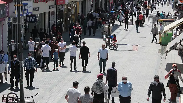 Ağrı'da Koronavirüs tedbirlerine rağmen caddeler maskesiz insan kaynıyor