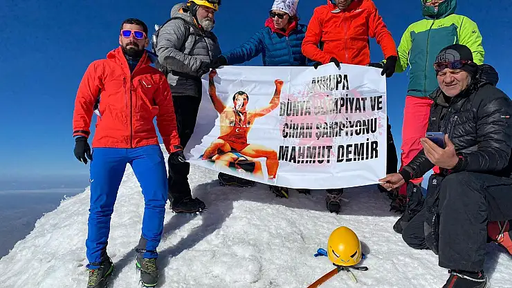 Ağrı Dağı'nın zirvesi sahibini ağırladı