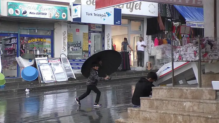 Ağrı'da Sağanak Yağış Etkisini Gösterdi