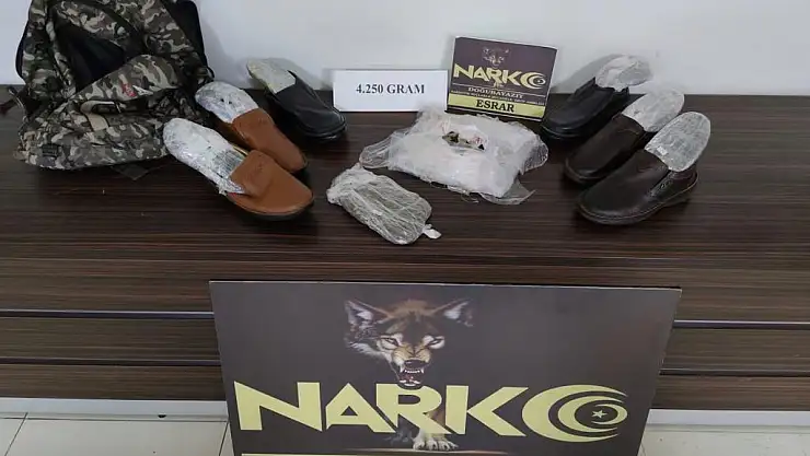 Doğubayazıt'ta Ayakkabı Tabanlarına Gizlenmiş 8 Paket Esrar Maddesi Ele Geçirildi