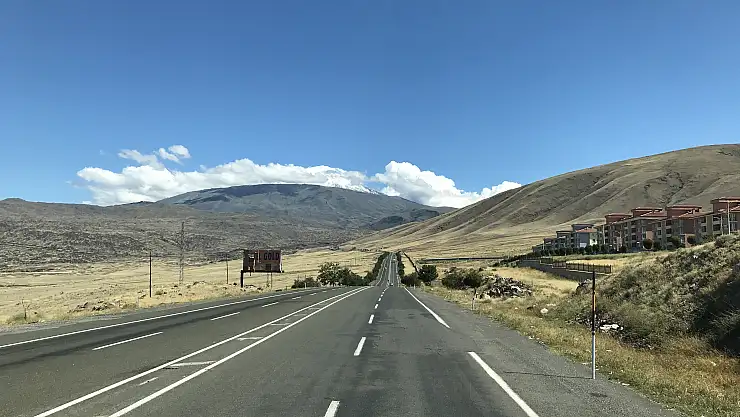 Türkiye'nin zirvesi Ağrı Dağı'na mevsimin ilk karı