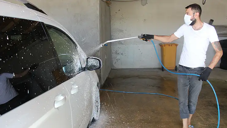 Ağrılı oto yıkamacıların 'kullanılmış maske ve eldiven' korkusu