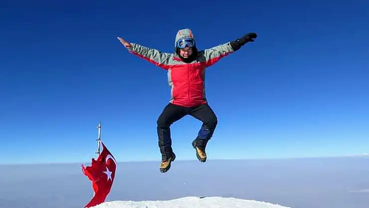 Ağrı Dağı'na 61 yaşında ikinci kez tırmandı