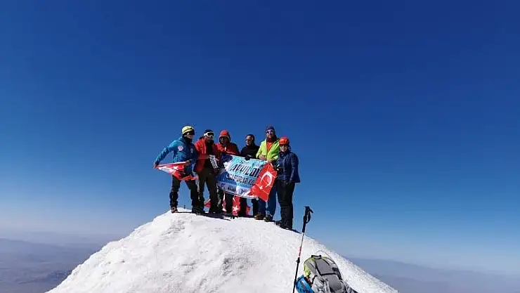Ağrı Dağı'nın zirvesinde 30 Ağustos Zafer Bayramı'nı kutladılar