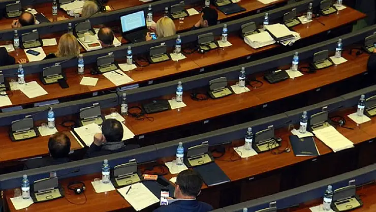Kosova Mecllisi'nde şok!