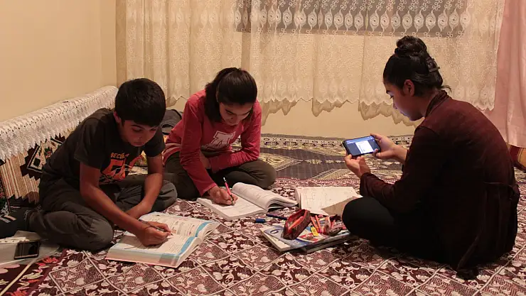 Okula gidemeyen çocukları için köye internet bağladılar