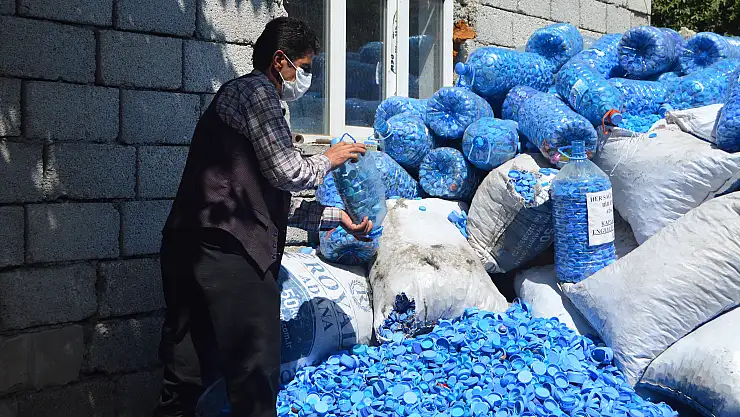 Ağrı'da mavi kapakla engelleri aşıyorlar