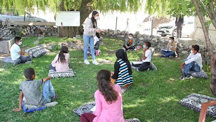 Ağrı'da öğretmenler köy, köy gezerek ders anlatıyor
