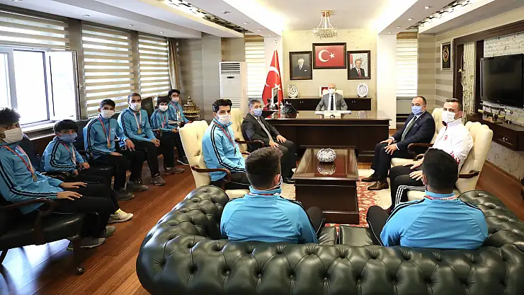 Vali Varol, Şampiyon Tenisçileri Makamında Kabul Etti