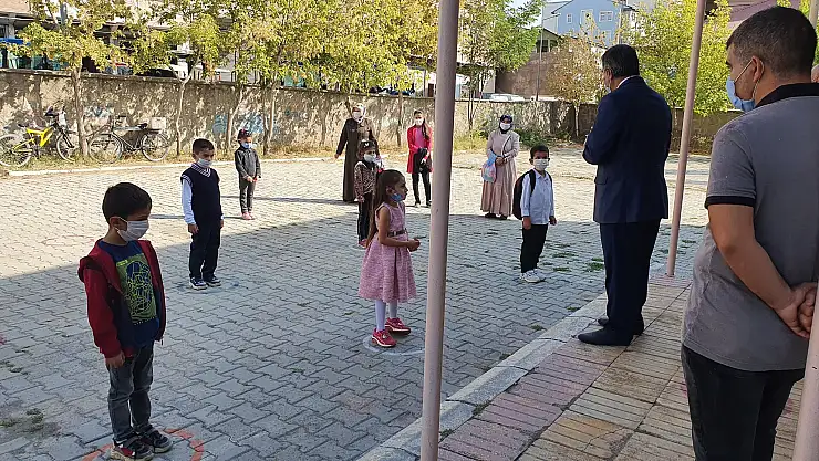 Ağrı'da öğrenciler yüz yüze eğitimin ilk gününde sazlarla karşılandı