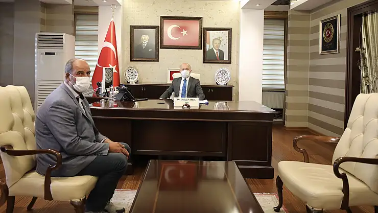 Vali Varol, evlat nöbeti bekleyen Ağrılı babayı makamında ağırladı