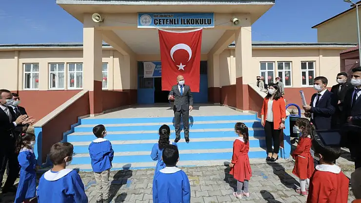 Ağrı Valisini at sırtında Türk bayraklarıyla karşıladılar