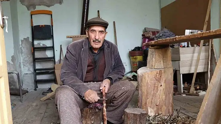 79 yaşındaki Hüsamettin Aras, atık ağaçlarla yaşam mücadelesi veriyor