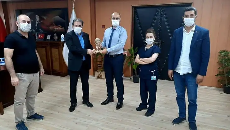 İl Sağlık Müdürü Daharlı'ya Pandemiyle Mücadele Kapsamında Başarı Ödülü Verildi