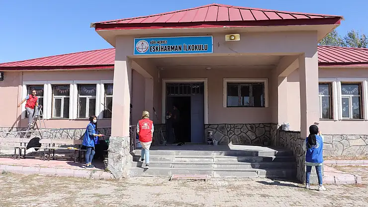 Ağrılı gönüllü gençler, köy köy gezerek okul boyuyor
