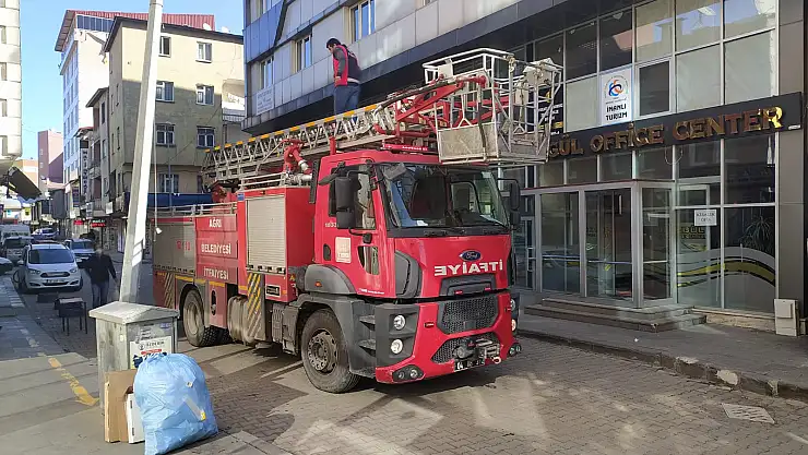 İtfaiyeden kedi kurtarma operasyonu