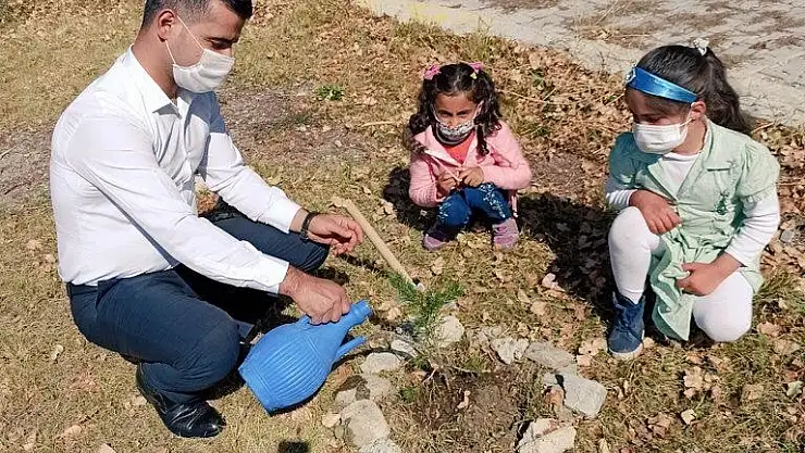 Ağrı'da öğretmenler okul bahçelerine fidan dikti