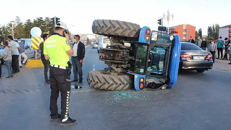 Ağrı'da kaza yapan traktör yolun ortasına devrildi