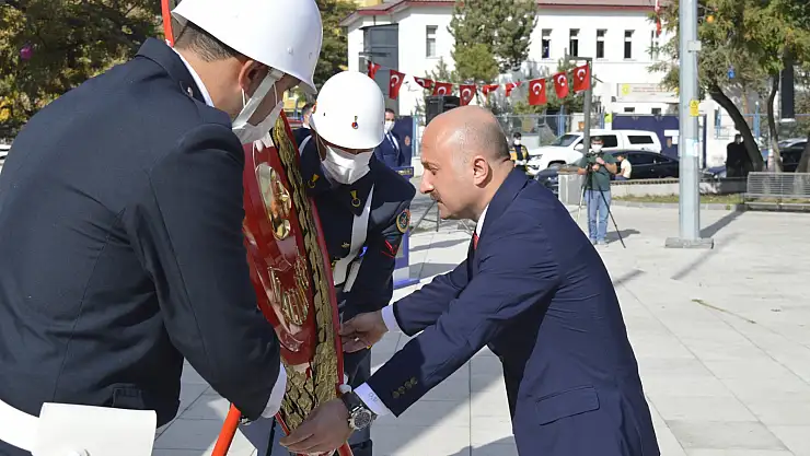 Ağrı'da 29 Ekim Cumhuriyet Bayramı dolayısıyla Atatürk Anıtı'na çelenk sunuldu