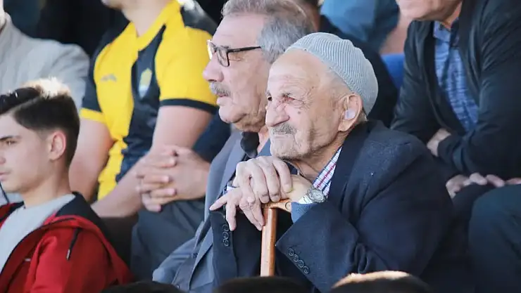 85 yaşındaki Selahattin Amca Ağrı Spor'un gönül misafiri oldu