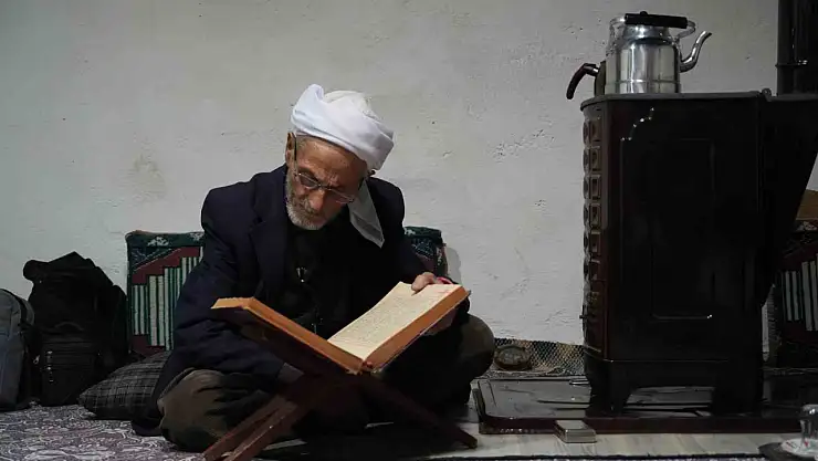 86 yaşındaki Rüstem Dede, 50 yıldır çay ve gofretle yaşam savaşı veriyor