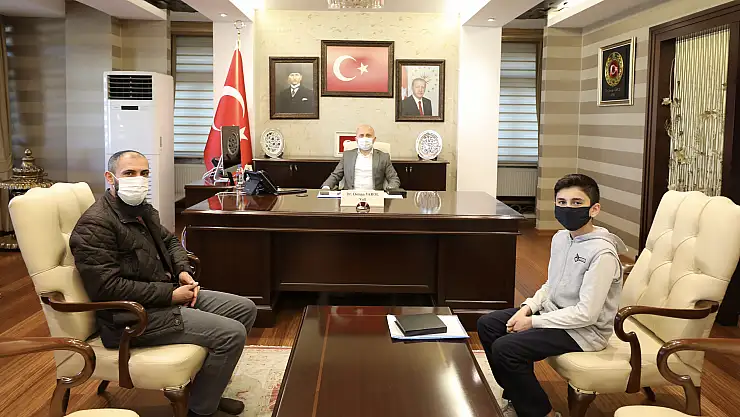 'Ağrı Kart' tasarımcısı Abdullah Aslan Vali Varol'u ziyaret etti