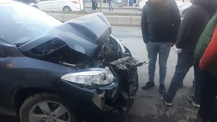 Ağrı'da sürat yapan araç kaza yaptı
