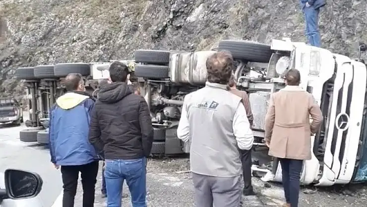 Ağrı'ya kömür getiren tır devrildi: 1 yaralı