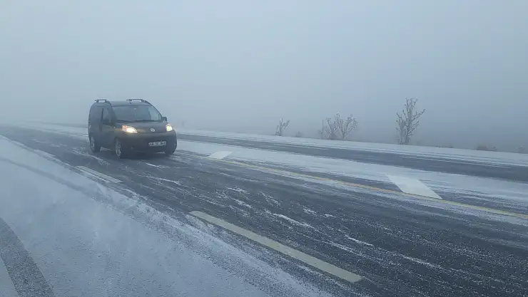 Ağrı'da kar ve sis sürücülere zor anlar yaşattı
