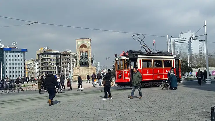 İstanbul'da kar yerini güneşe bıraktı