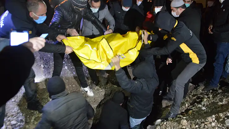 Ağrı'da yangında ölen baba ve 2 çocuğu yan yana defnedildi