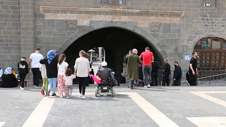 9 günlük bayram tatili Diyarbakır'ı hareketlendirdi