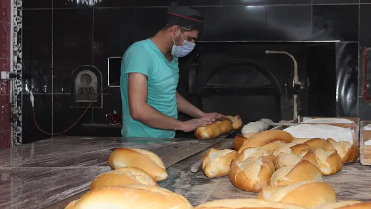 Ağrı'da kısıtlamadan muaf olan iş yerleri vatandaşlara hizmet vermeye devam veriyor