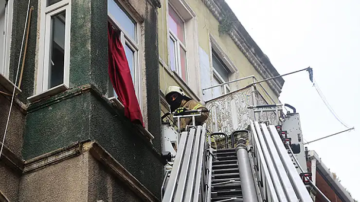 Beyoğlu'nda yangın korkuttu