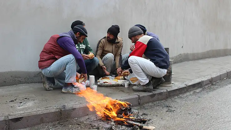 Ağrı'da belediye çalışanları soğuk havalara rağmen çalışmalarına devam ediyor
