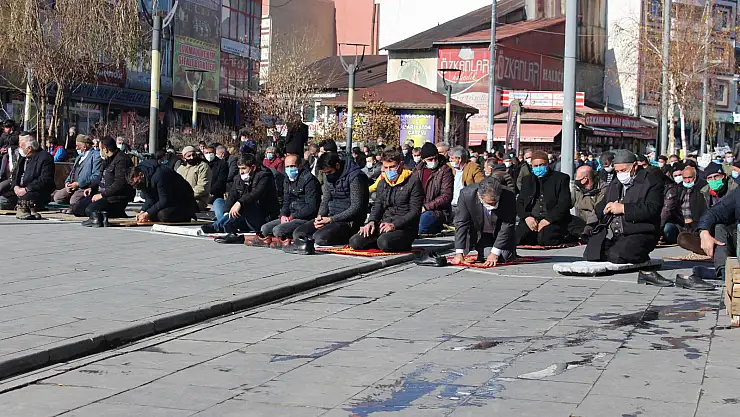 Ağrı'da sosyal mesafeli Cuma namazı
