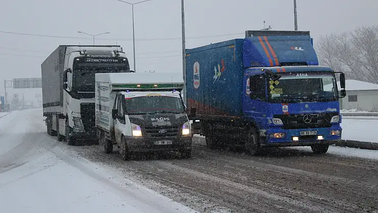 Ağrı'da yoğun kar yağışı kenti etkisi altına aldı