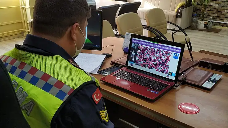 Ağrı İl Jandarma Komutanlığı Trafik Timlerince öğrencilere Online Trafik Güvenliği Eğitimi