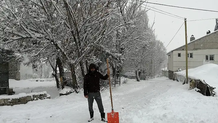 Ağrı'da yoğun kar yağışı etkisini sürdürüyor