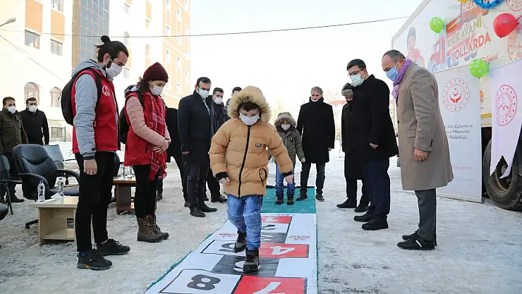 Doğu ve Güneydoğu'daki Çocuklara Hediyeler Götüren  'Hediye Karavanı' Ağrı'da